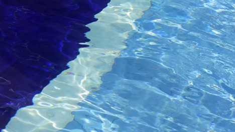 Wellenbeckenwasser-Mit-Blauer-Bodenmatte-Und-Reflexion-Von-Streifen