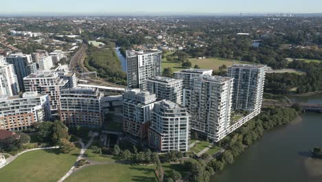 Luftaufnahme-Von-Apartmentkomplexen-Am-Wasser-In-Einem-Vorort-Von-Sydney-An-Einem-Sonnigen-Tag