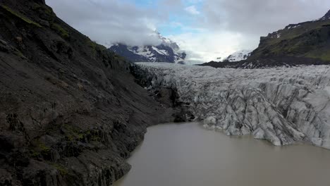 Islandia-Glaciar-Antena-4k-En-Montaña-Cercana