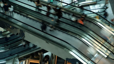 Personas-En-Escaleras-Mecánicas-En-El-Moderno-Centro-Comercial
