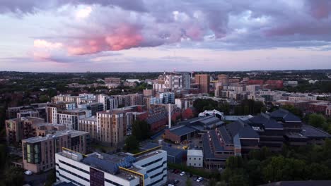 Schöne-Luftaufnahme-Der-Vorstadt-Von-London-Im-Abend-Sommer-Sonnenuntergang