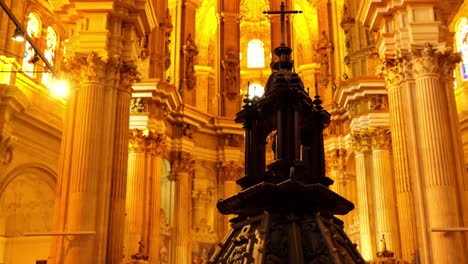 Innenansicht-Der-Kathedrale-In-Malaga,-Spanien---Handaufnahme