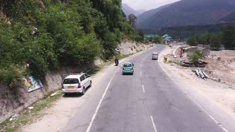 Luftdrohne-Schoss-An-Einem-Bewölkten-Tag-über-Autos,-Die-Entlang-Der-Kurvenreichen-Straße-Nach-Manali,-Himachal-Pradesh,-Indien,-Entlang-Des-Berghangs-Vorbeifuhren