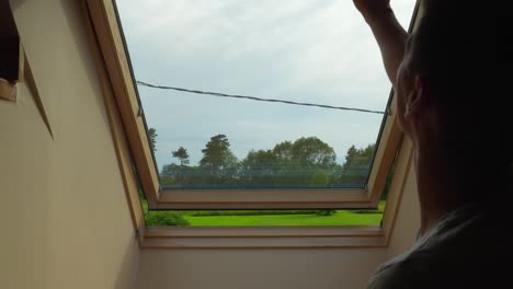 Bewohner,-Der-Das-Dachfenster-Seines-Häuschens-Unter-Bedecktem-Himmel-Schließt