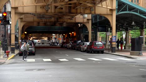 Zeitlupenaufnahmen-Von-Fußgängern-In-Der-Innenstadt-Von-Chicago