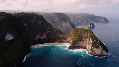 Breathtaking-aerial-of-Kelingking-Beach-and-iconic-cliffs,-Nusa-Penida