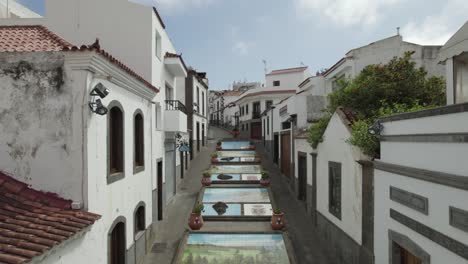 Calle-Pintoresca-En-El-Casco-Antiguo-De-Firgas-Con-Obras-De-Arte-Al-Aire-Libre