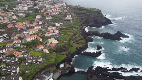 Acantilado-Con-El-Mar-Y-Casas-En-Madeira