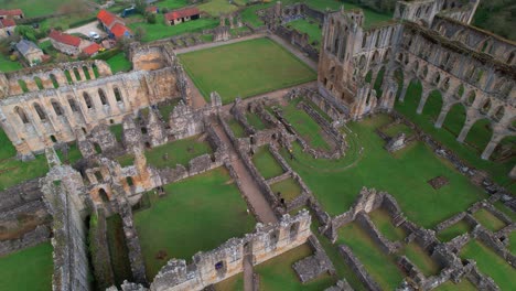 Tourists-On-Historical-Ruins-Of-Rievaulx-Abbey-Near-Helmsley-In-The-North-York-Moors-National-Park,-North-Yorkshire,-England