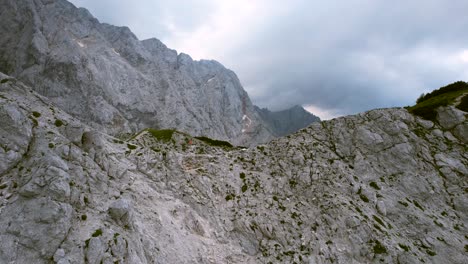 Este-Video-Aéreo-Muestra-Los-Alpes-Kamnik-savinja-En-Eslovenia