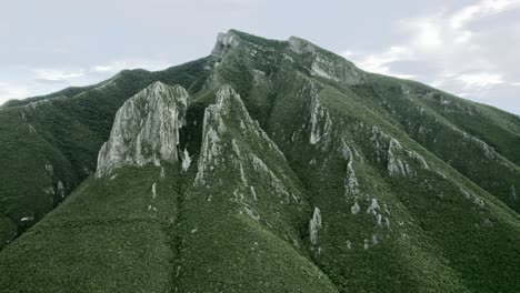 Cerro-De-La-Silla-Tarde-Nublada-Monterrey-Nuevo-Leon-Mexico-Verano-Vuelo-Dron
