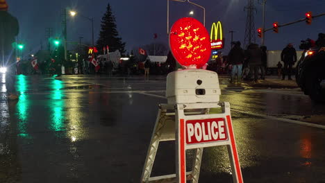 Blinkender-Polizeikegel-Beim-Freiheitskonvoi-Protest-In-Windsor,-Kanada