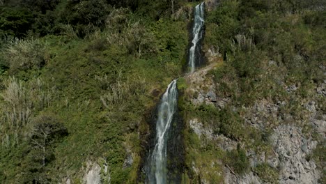 Wasserfall-Auf-Dem-Idyllischen-Berg---Wasserfall-Manto-De-La-Novia-In-Banos-De-Agua-Santa,-Provinz-Tungurahua,-Ecuador---Luftdrohnenaufnahme