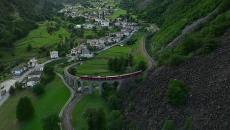 El-Tren-Bernina-Express-Pasa-Sobre-El-Viaducto-Helicoidal-De-Brusio