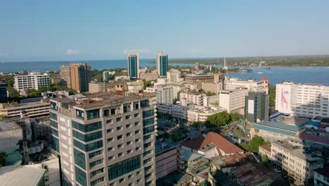 Dar-Es-Salaam---Tansania---16.-Juni-2022---Das-Stadtbild-Von-Dar-Es-Salaam-Weist-Tagsüber-Wohn--Und-Bürogebäude-Auf