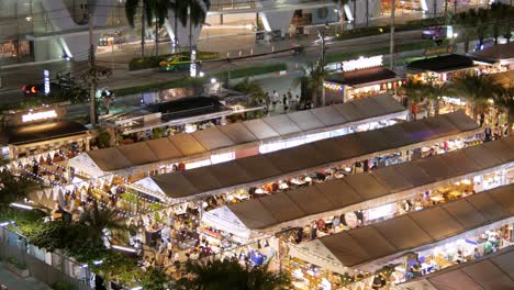 Mercado-Nocturno-De-Ferias-Jodd-Con-Muchas-Personas-Para-Ir-De-Compras-Y-Comer-Comida-Callejera-En-Bangkok,-Tailandia