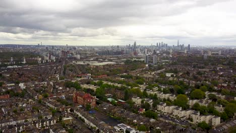 Luftaufnahme-Aus-Dem-Südwesten-Von-London-Mit-Blick-Auf-Die-Skyline-Der-Stadt