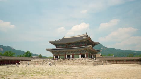 Gyeongbokgung-Palast-Mit-Touristen,-Die-Herumlaufen-Und-Die-Schönheit-Des-Alten-Koreanischen-Lebensstils-Erkunden