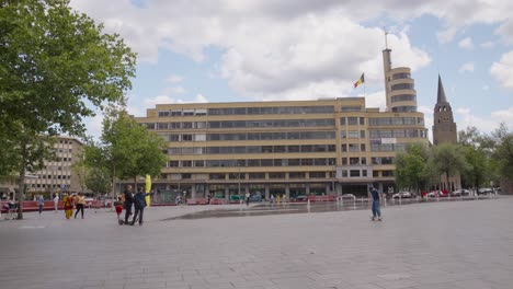 Gente-Frente-A-Place-Flagey-Square-En-Bruselas,-Bélgica