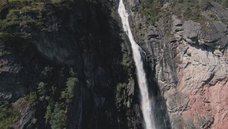 Fpv-Fliegt-Einen-Strömenden-Wasserfall-In-Norwegen-Hoch,-Filmische-Ansicht
