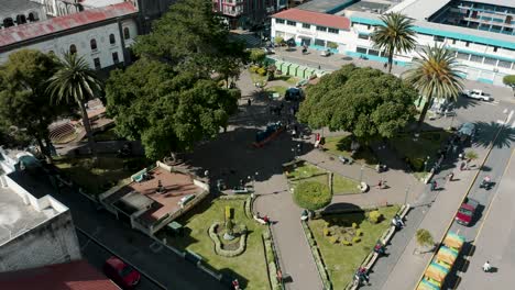 Luftaufnahme-Des-Parque-La-Basilica-In-Der-Stadt-Banos,-Ecuador