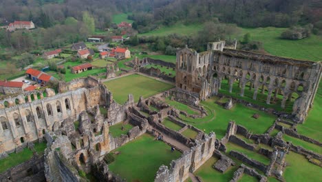 Niedrige-Luftaufnahme-über-Die-Ruinen-Der-Abtei-Von-Rievaulx-In-Der-Nähe-Von-York,-England