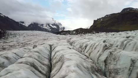 Island-Gletscher-Extreme-Nahaufnahme-Mit-Drohnenvideo,-Das-Sich-Vorwärts-Bewegt
