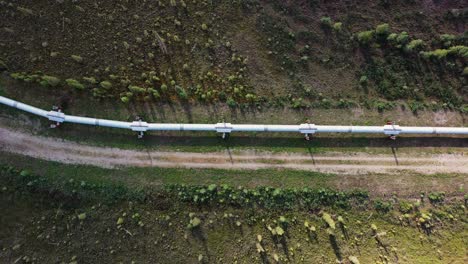 Trans-Alaska-crude-oil-pipeline-carrying-oil-across-Alaska,-from-Deadhorse-to-Valdez,-USA---top-down-aerial-view