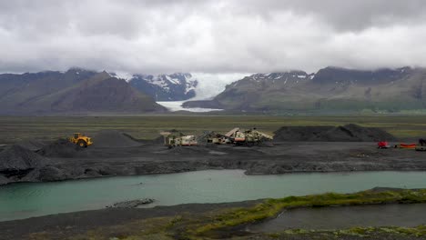 Glaciar-De-Islandia-Con-Vehículos-De-Construcción-En-Primer-Plano-Con-Video-De-Drones-Avanzando