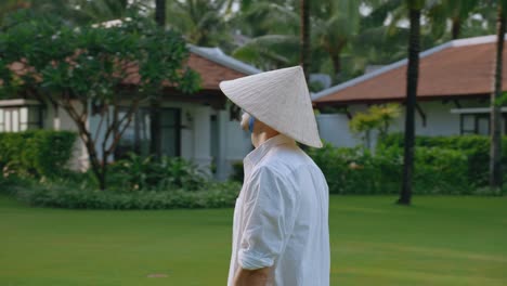 Ein-Mann,-Der-Sich-In-Einem-Tropischen-Resort-Mit-Indochineischer-Architektur-In-Schönen-Sonnenfackeln-Umsieht