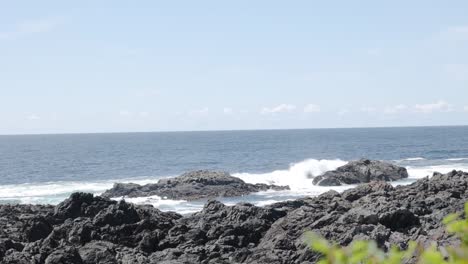 Ein-Handheld-Video-In-Zeitlupe-Von-Wellen,-Die-Gegen-Die-Felsen-An-Der-Meeresküste-Schlagen