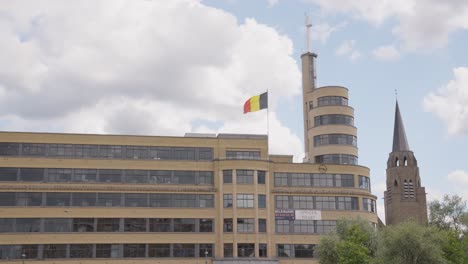 Flagey-Gebäude-Und-Turm-Mit-Belgischer-Flagge