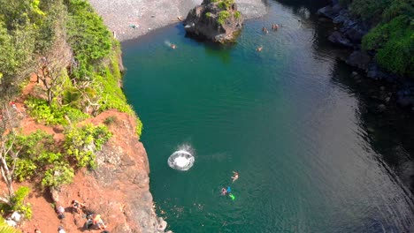 Hermosa-Y-Relajante-Toma-De-Drones-4k-En-Maui-Playa-Aislada-Oculta-Con-Laguna-De-Playa-De-Arena-Negra-Volcánica