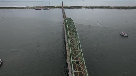 Eine-Luftaufnahme-Der-Fire-Island-Inlet-Bridge-An-Einem-Bewölkten-Morgen-Mit-Ruhigem-Wasser