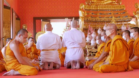 Ordinationszeremonie-Im-Buddhistischen-Thailändischen-Mönchsritual-Für-Den-Wechsel-Vom-Mann-Zum-Mönch-Bei-Der-Ordinationszeremonie-Im-Buddhistischen-In-Thailand