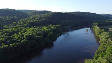 Luftaufnahme-Mit-Blick-Auf-Fluss-Und-Bäume