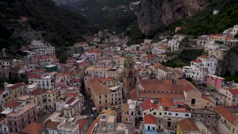Historische-Gebäude-Im-Berühmten-Amalfi-An-Der-Küste-Italiens---Luftdrohnenansicht
