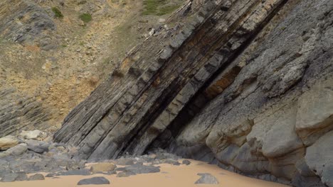 Tektonische-Vulkanplatten-Am-Strand-Von-Gruta-Da-Adraga-In-Portugal