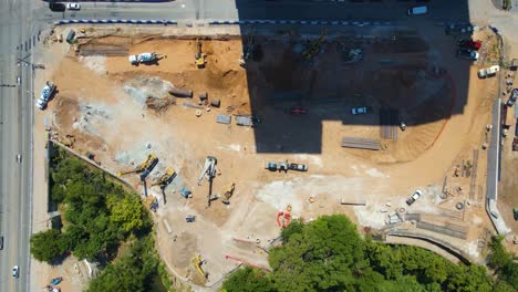 Fast-time-lapse-of-construction-job-site-near-heavy-car-traffic-in-Austin,-Texas