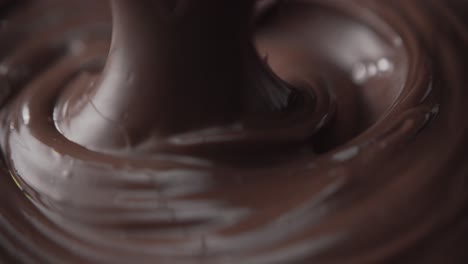 Fresa-Trae-Bañada-En-Fondue-De-Chocolate-Líquido-Derretido