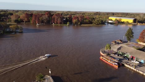 Motorboot-Entlang-Des-Flusses-Paranà-In-Tigre,-Provinz-Buenos-Aires,-Argentinien