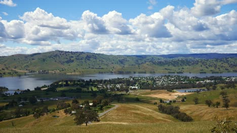 Blick-Vom-Aussichtspunkt-Tallangatta-Auf-Die-Gemeinde-Tallangatta-Und-Lake-Hume-Im-Nordosten-Von-Victoria,-Australien
