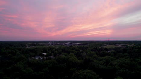 Ein-Wirklich-Erstaunlicher-Panoramablick-Auf-Einen-Wunderschönen-Rosa-Himmel-Bei-Sonnenuntergang-Mit-Sanften-Bunten-Wolken