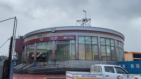 Blick-Auf-Die-Neu-Eingeweihte-Metrostation-Sealdah-In-Kalkutta,-Indien