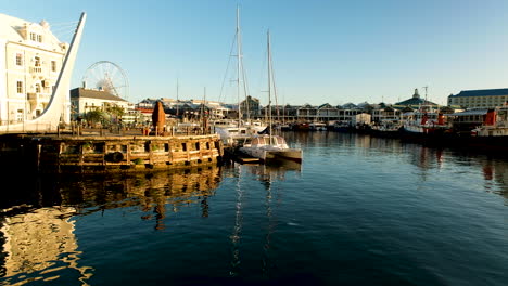 Stunning-morning-at-popular-tourist-attraction,-V+A-Waterfront,-Cape-Town