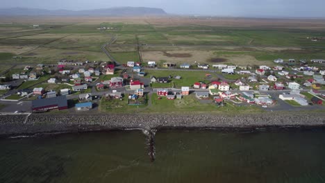 Vista-Aérea-Sobre-La-Pequeña-Ciudad-De-Eyrarbakki-En-Las-Costas-De-Islandia
