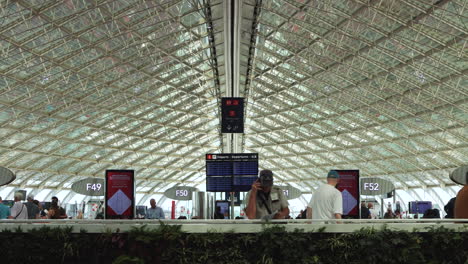 Amplia-Toma-Estática-De-La-Terminal-Y-Las-Puertas-Del-Aeropuerto-Charles-De-Gaulle