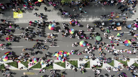Zentrale-Drohnenaufnahme-Von-Menschen,-Die-Eine-Pride-Parade-In-Mexiko-Stadt-Feiern