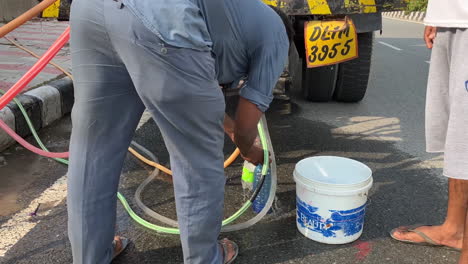 Ein-Taxifahrer-Füllt-Wasserflaschen-Aus-Einem-Wassertanker-Der-Regierung