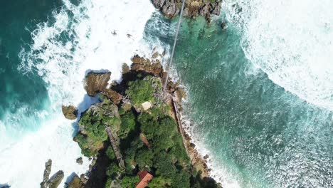 Drohnenflug-Mit-Blick-Auf-Die-Klippen-Der-Timang-Koralleninsel-Yogyakarta,-Indonesien,-Wo-Die-Meereswellen-Schäumend-Auf-Den-Felsen-Der-Küste-Brechen